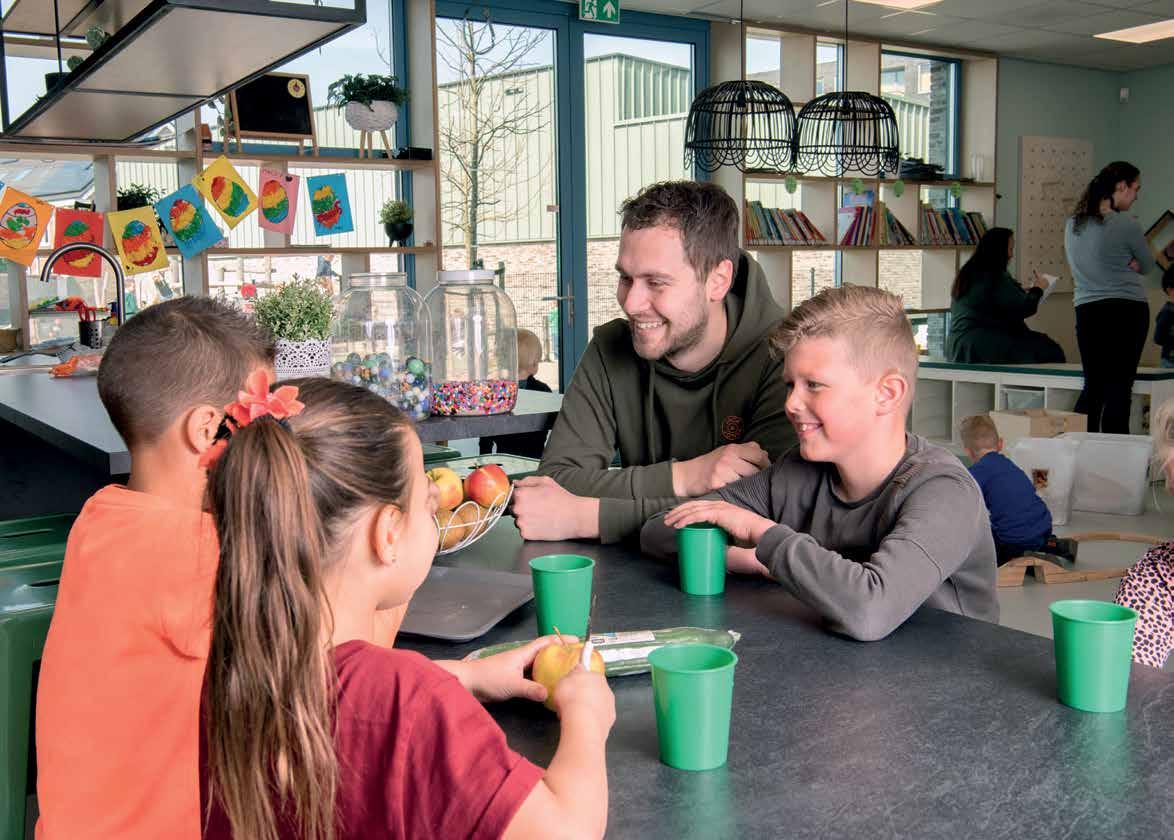 Kindcentrum De Spreng in Hoevelaken biedt een gezellige leeromgeving waar kinderen samen aan tafel zitten en genieten van fruit en drinken. Kindcentrum De Spreng in Hoevelaken biedt een gezellige leeromgeving waar kinderen samen aan tafel zitten en genieten van fruit en drinken.