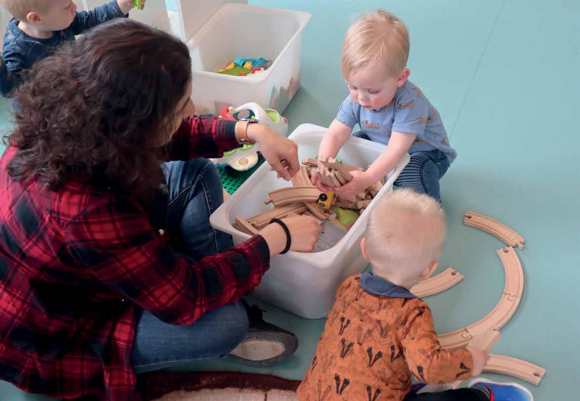 Kindcentrum De Spreng in Hoevelaken: kinderen spelen met houten speelgoed onder begeleiding van een educator. Kindcentrum De Spreng in Hoevelaken: kinderen spelen met houten speelgoed onder begeleiding van een educator.