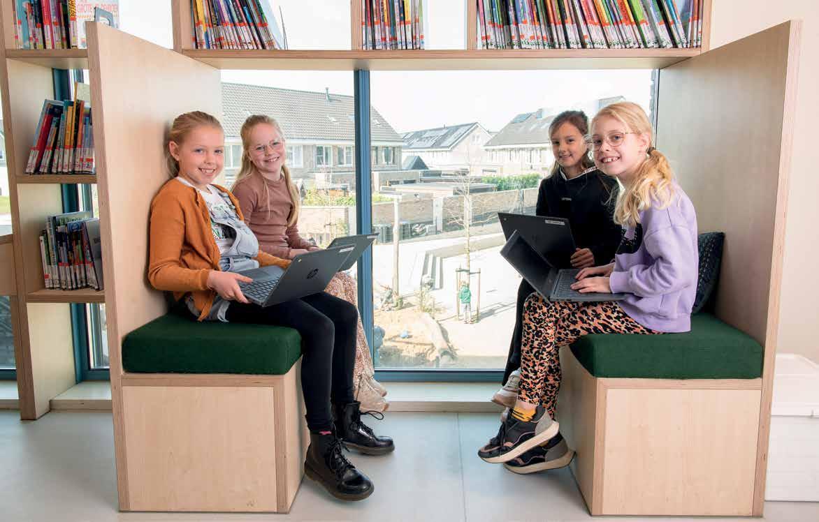 Kindcentrum De Spreng in Hoevelaken: leerlingen leren samen in een moderne leeromgeving met laptops. Kindcentrum De Spreng in Hoevelaken: leerlingen leren samen in een moderne leeromgeving met laptops.