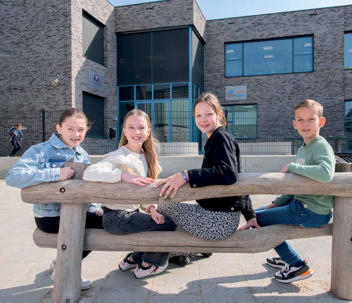 Kindcentrum De Spreng in Hoevelaken met vrolijke kinderen op het schoolplein. Kindcentrum De Spreng in Hoevelaken met vrolijke kinderen op het schoolplein.