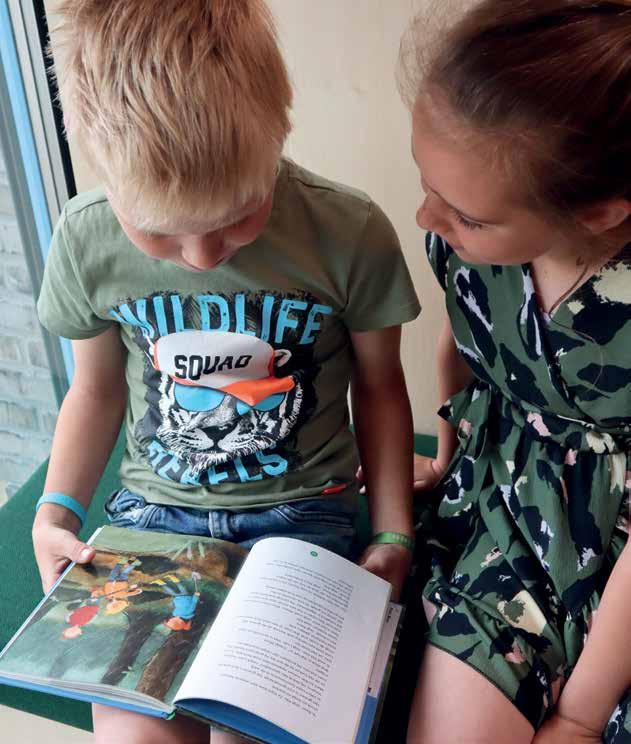 Kindcentrum De Spreng in Hoevelaken: Twee kinderen zijn samen een boek aan het lezen. Kindcentrum De Spreng in Hoevelaken: Twee kinderen zijn samen een boek aan het lezen.