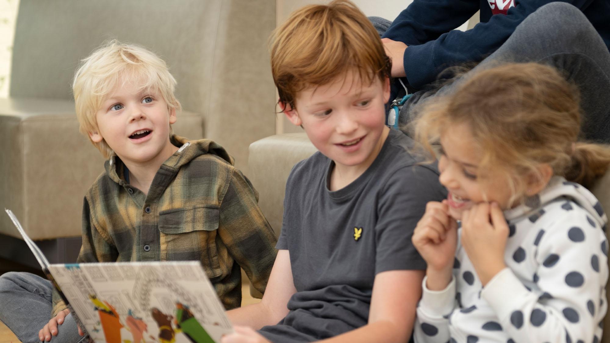 Kindcentrum De Troubadour in Rosmalen, kinderen genietend van een verhaal. Kindcentrum De Troubadour in Rosmalen, kinderen genietend van een verhaal.
