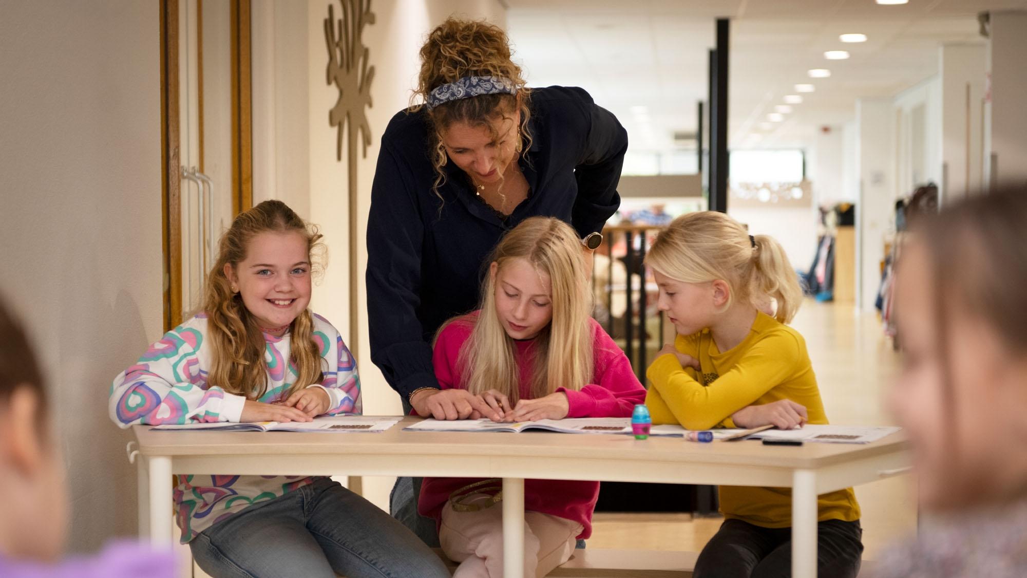 Kindcentrum De Troubadour in Rosmalen met kinderen die samen aan een tafel werken. Kindcentrum De Troubadour in Rosmalen met kinderen die samen aan een tafel werken.