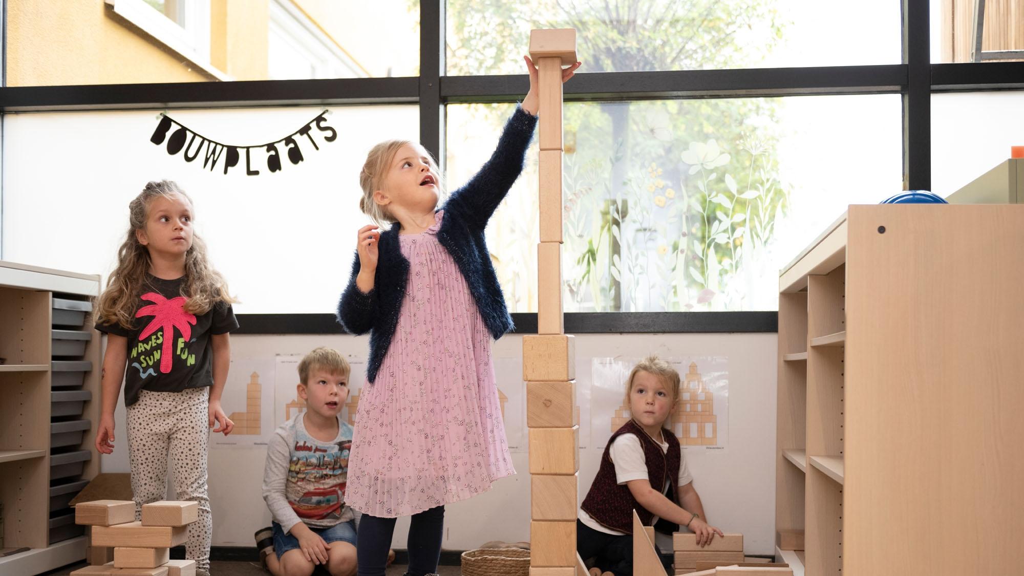 Kindcentrum De Troubadour in Rosmalen, waar kinderen creatief aan het bouwen zijn met blokken in hun klaslokaal. Kindcentrum De Troubadour in Rosmalen, waar kinderen creatief aan het bouwen zijn met blokken in hun klaslokaal.
