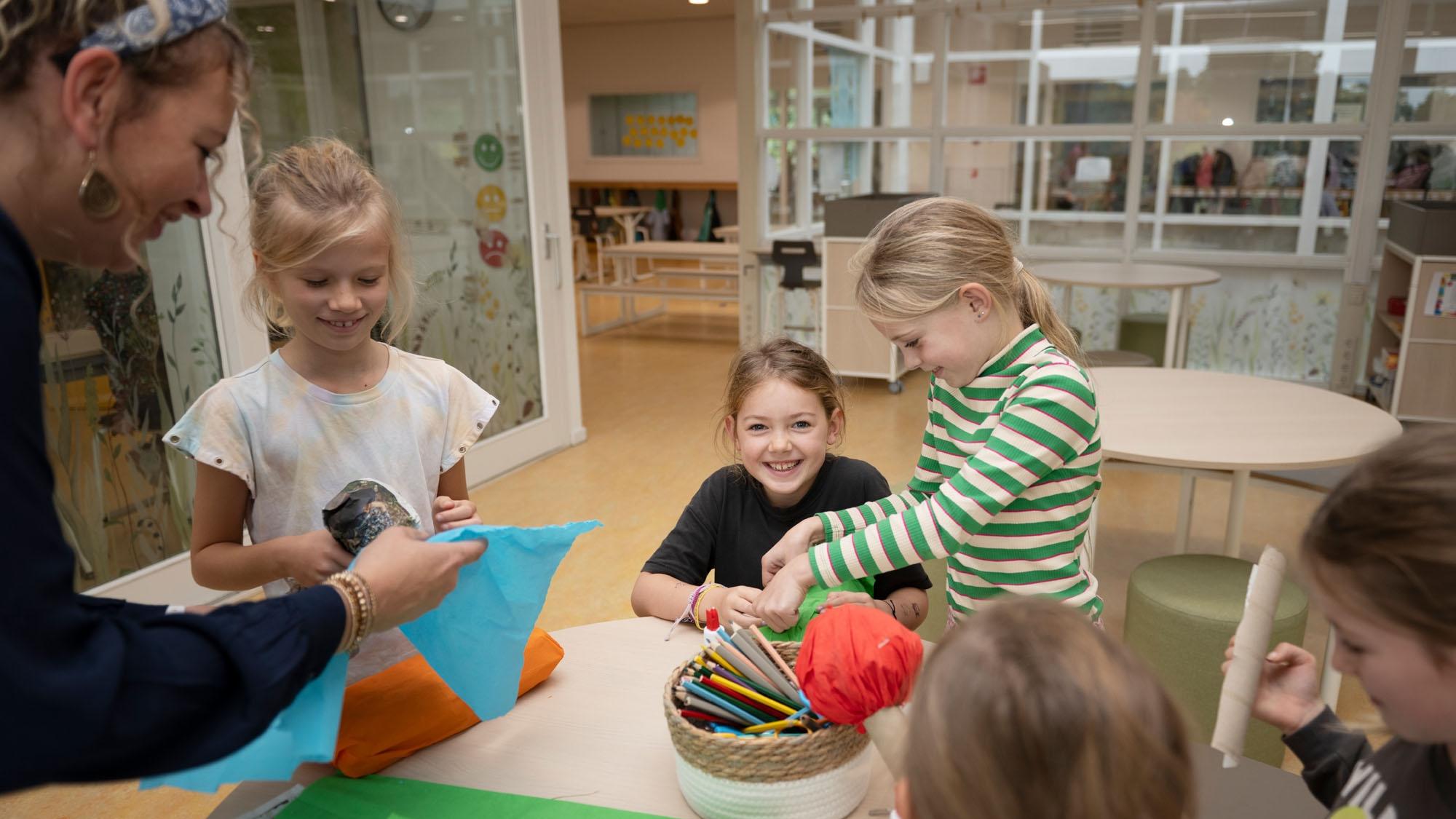 Kindcentrum De Troubadour in Rosmalen, waar kinderen creatief bezig zijn met knutselen. Kindcentrum De Troubadour in Rosmalen, waar kinderen creatief bezig zijn met knutselen.