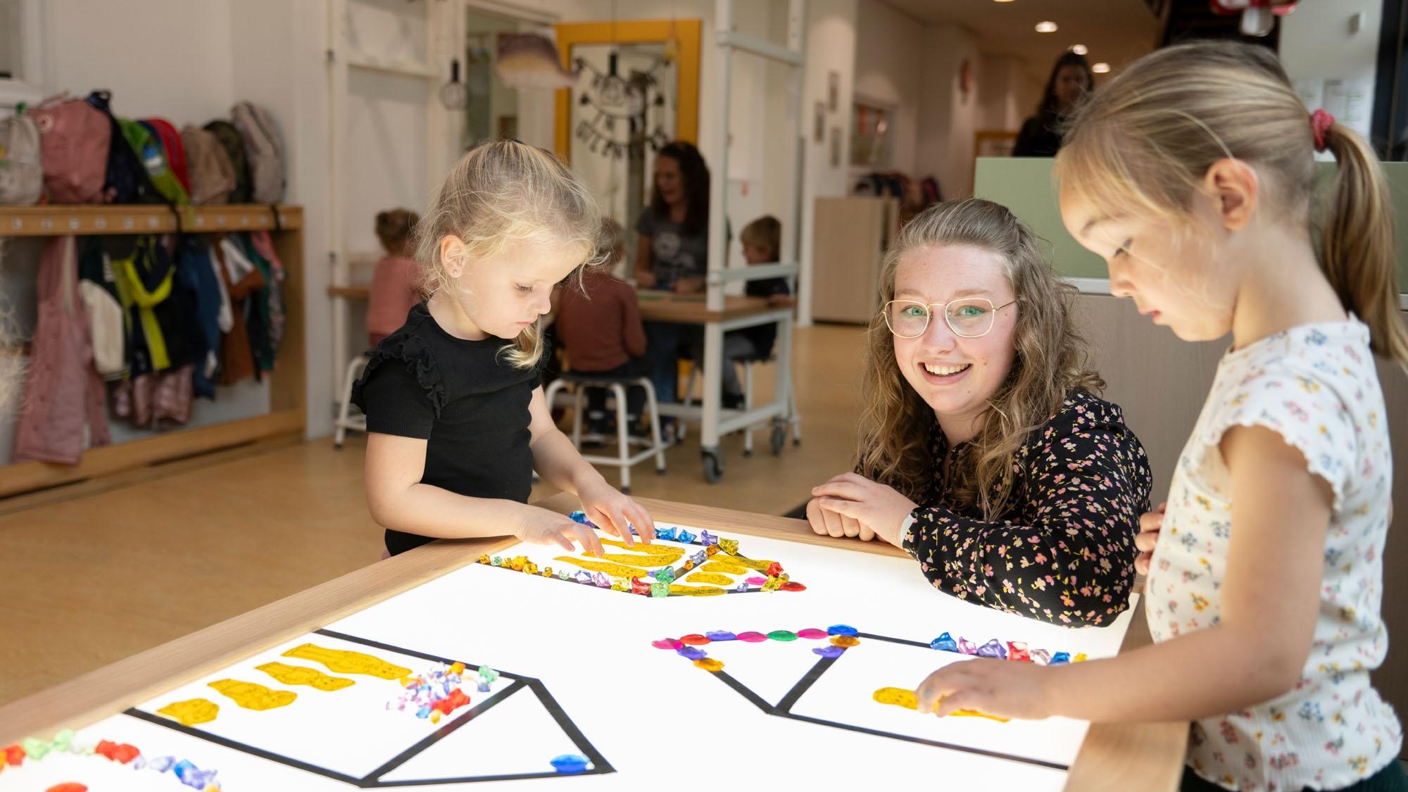 Kindcentrum De Troubadour in Rosmalen, waar kinderen creatief leren spelen met kleurrijk materiaal. Kindcentrum De Troubadour in Rosmalen, waar kinderen creatief leren spelen met kleurrijk materiaal.