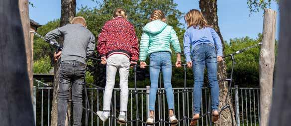 Kindcentrum De Vossestaart in Hall, kinderen spelen op het schoolplein. Kindcentrum De Vossestaart in Hall, kinderen spelen op het schoolplein.