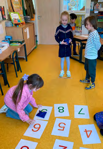 Kindcentrum Dierdonk in Helmond, kinderen spelen met cijfers in klaslokaal. Kindcentrum Dierdonk in Helmond, kinderen spelen met cijfers in klaslokaal.