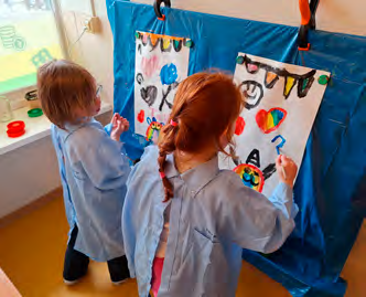 Kindcentrum Dierdonk in Helmond, leerlingen schilderen creatief aan een schilderij. Kindcentrum Dierdonk in Helmond, leerlingen schilderen creatief aan een schilderij.