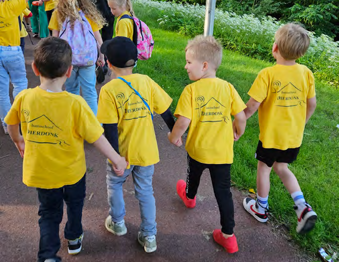 Kindcentrum Dierdonk in Helmond, waar kinderen in gele T-shirts samen naar het schoolplein lopen. Kindcentrum Dierdonk in Helmond, waar kinderen in gele T-shirts samen naar het schoolplein lopen.