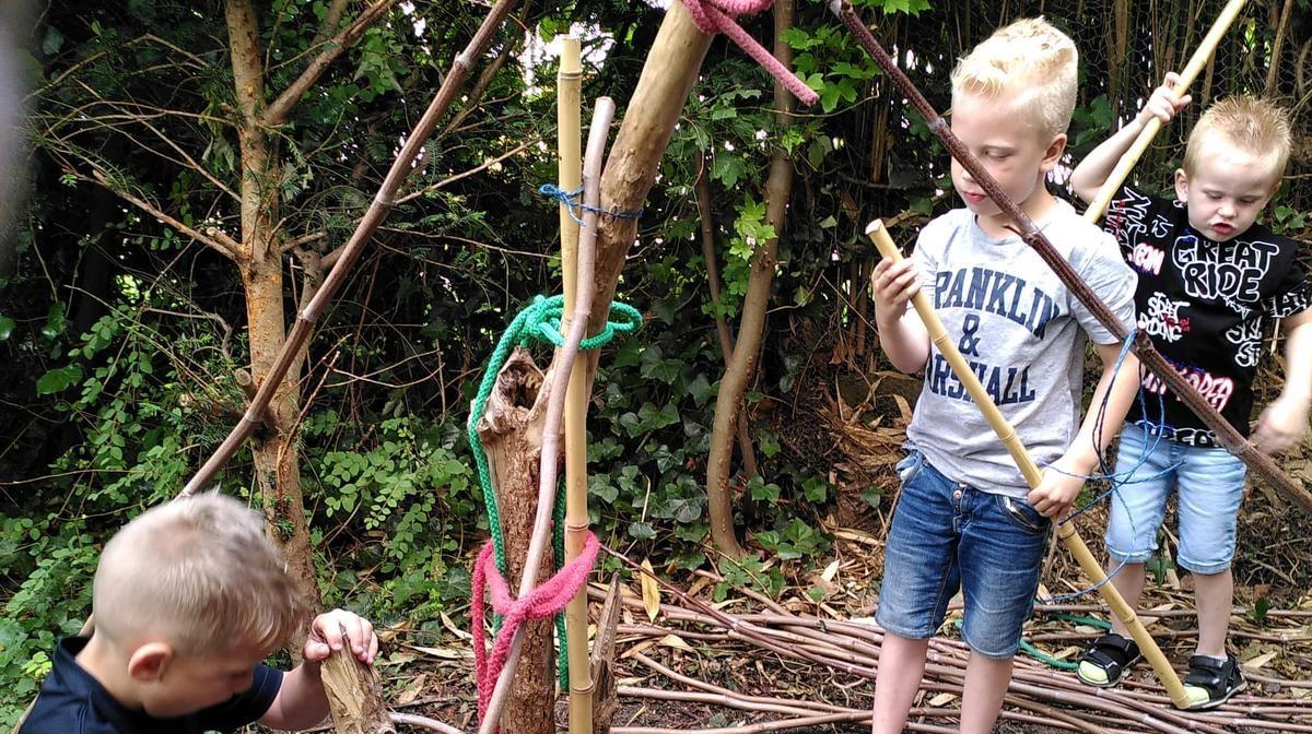 Kindcentrum Eigenwijze in Heemskerk, kinderen bouwen een hut op het schoolplein.