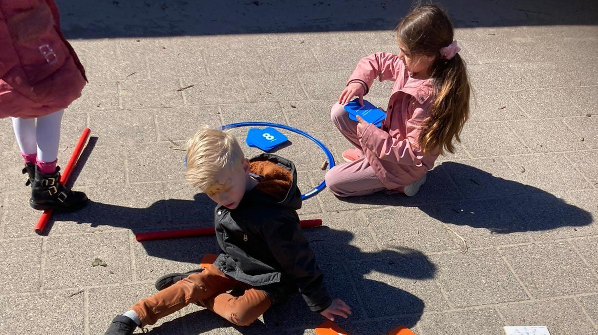 Kindcentrum Eigenwijze in Heemskerk: kinderen spelen met leermaterialen op het schoolplein.