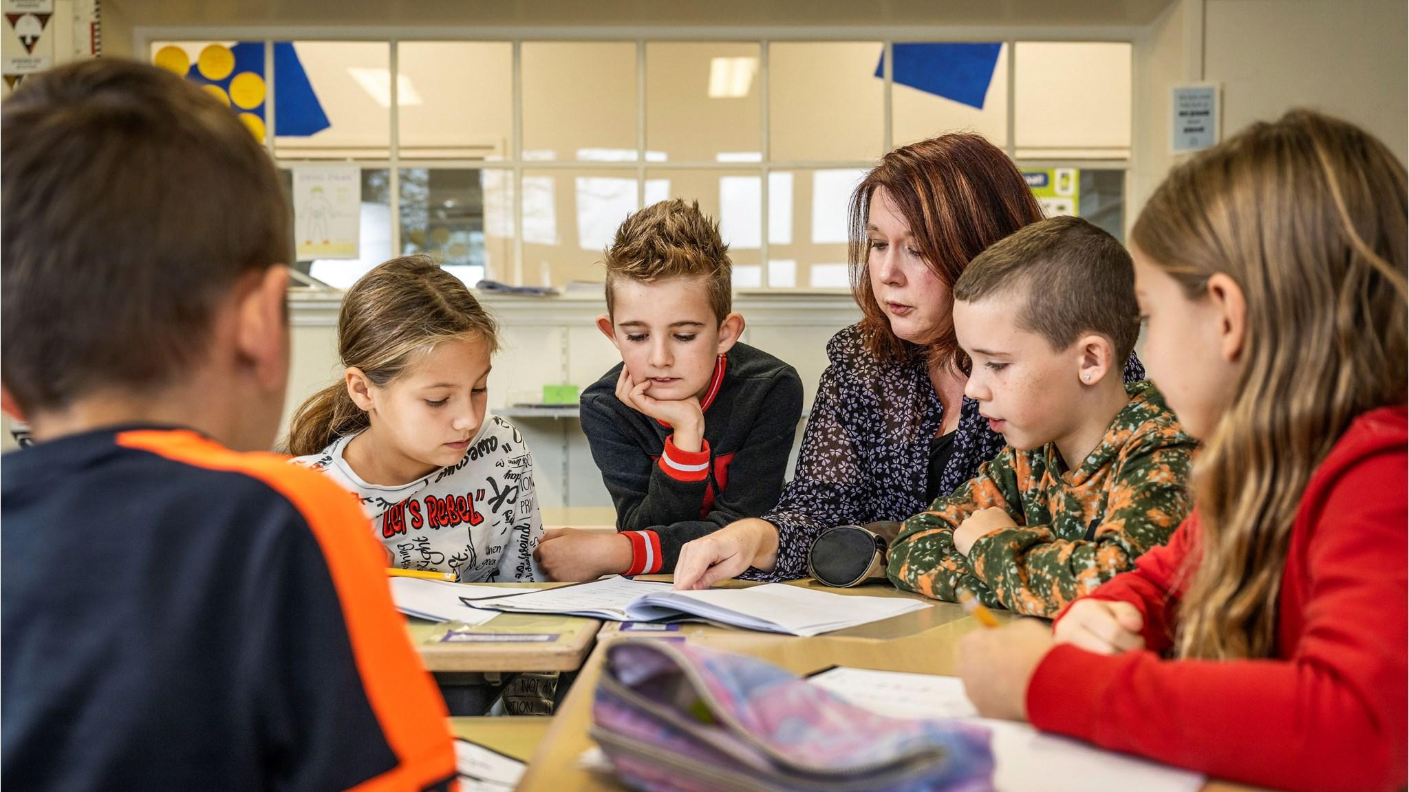 Kindcentrum Eikerwijs in Kessel, leerlingen ontdekken samen met de leraar in de klas.