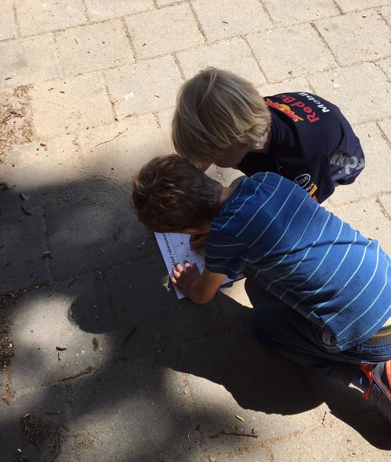 Kindcentrum Emma in Rotterdam: kinderen leren en spelen samen op het schoolplein. Kindcentrum Emma in Rotterdam: kinderen leren en spelen samen op het schoolplein.