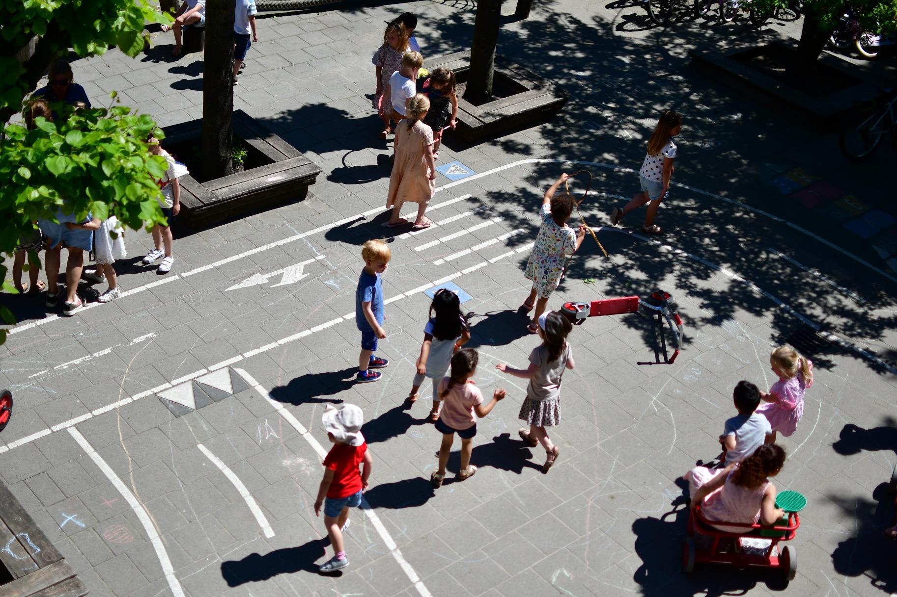 Kindcentrum Emma in Rotterdam: kinderen spelen op het schoolplein met krijttekeningen en speelgoed. Kindcentrum Emma in Rotterdam: kinderen spelen op het schoolplein met krijttekeningen en speelgoed.