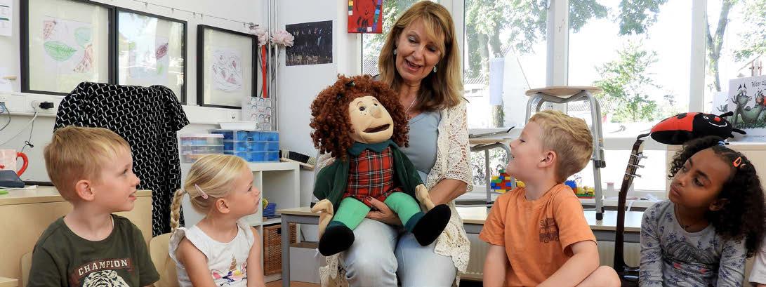 Kindcentrum Helmgras in Castricum: Een leerkracht met een pop die met kinderen praat in de klas. Kindcentrum Helmgras in Castricum: Een leerkracht met een pop die met kinderen praat in de klas.