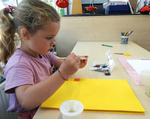 Kindcentrum Helmgras in Castricum: Een meisje schildert geconcentreerd aan een tafel. Kindcentrum Helmgras in Castricum: Een meisje schildert geconcentreerd aan een tafel.