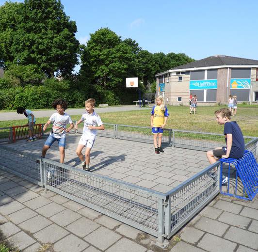 Kindcentrum Helmgras in Castricum met kinderen die spelen op het schoolplein. Kindcentrum Helmgras in Castricum met kinderen die spelen op het schoolplein.