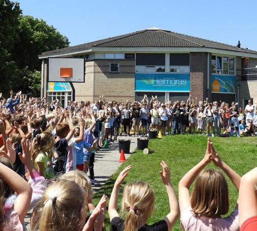 Kindcentrum Helmgras in Castricum tijdens een enthousiast schoolpleinactiviteit met veel kinderen. Kindcentrum Helmgras in Castricum tijdens een enthousiast schoolpleinactiviteit met veel kinderen.