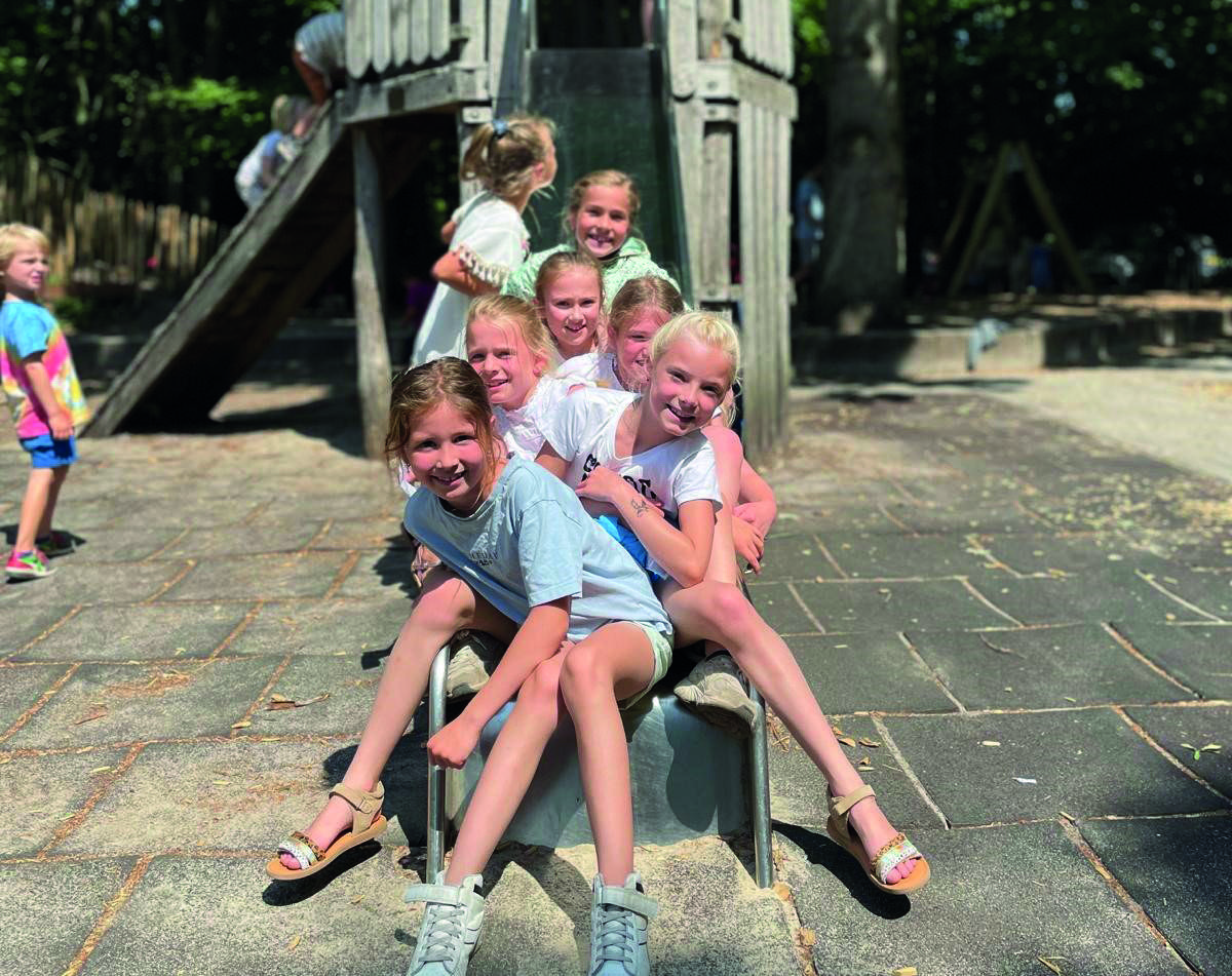 Kindcentrum Het Baken in Sint Pancras, kinderen spelen en lachen op het schoolplein.