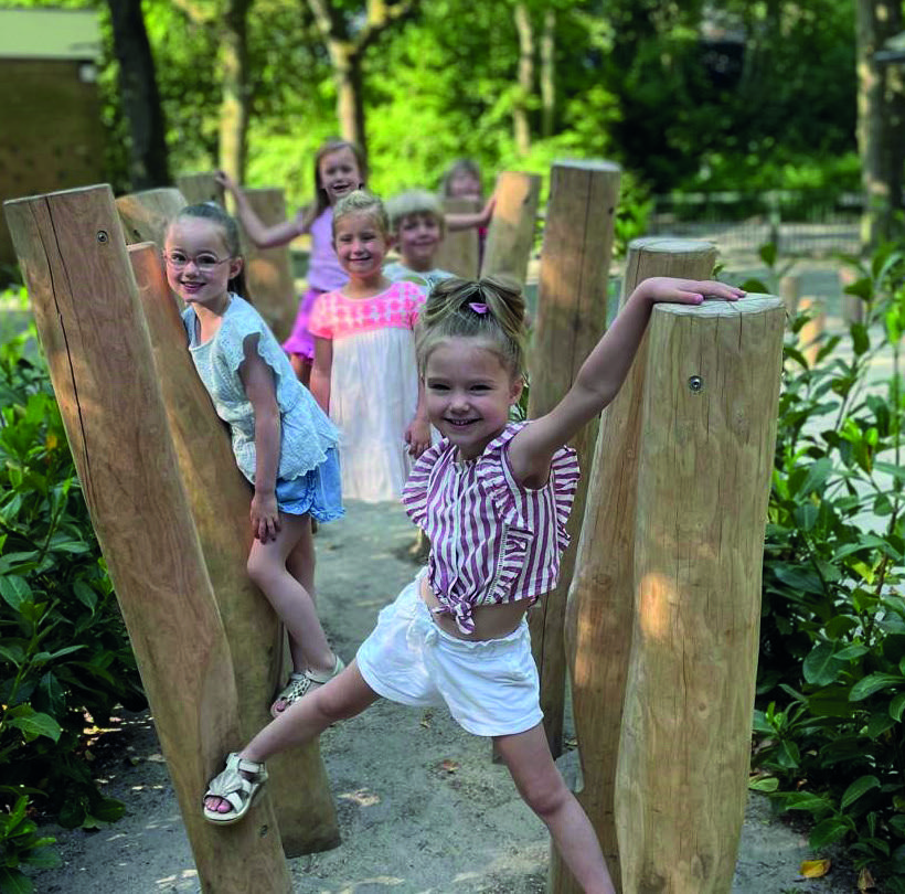 Kindcentrum Het Baken in Sint Pancras, kinderen spelen op het schoolplein.