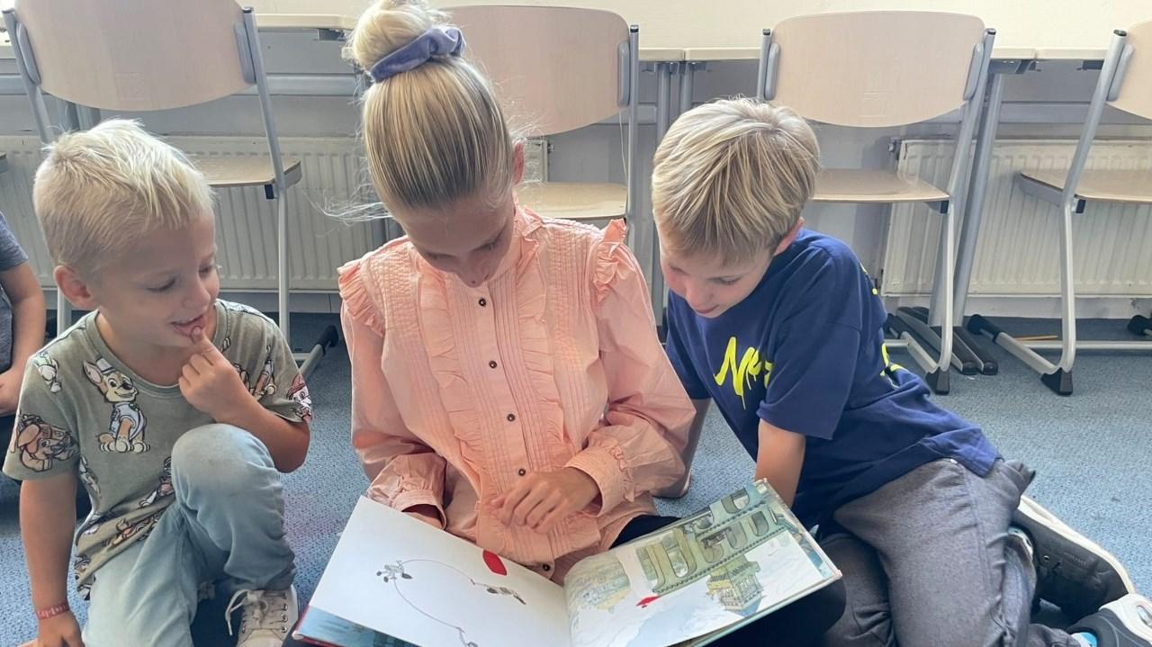 Kindcentrum het Koraal in Hoogeveen: leerlingen lezen samen in de klas. Kindcentrum het Koraal in Hoogeveen: leerlingen lezen samen in de klas.