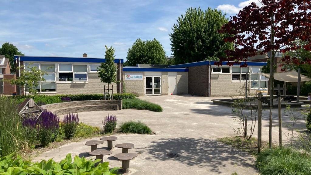 Kindcentrum het Koraal in Hoogeveen met een overzicht van het schoolplein en de omgeving. Kindcentrum het Koraal in Hoogeveen met een overzicht van het schoolplein en de omgeving.