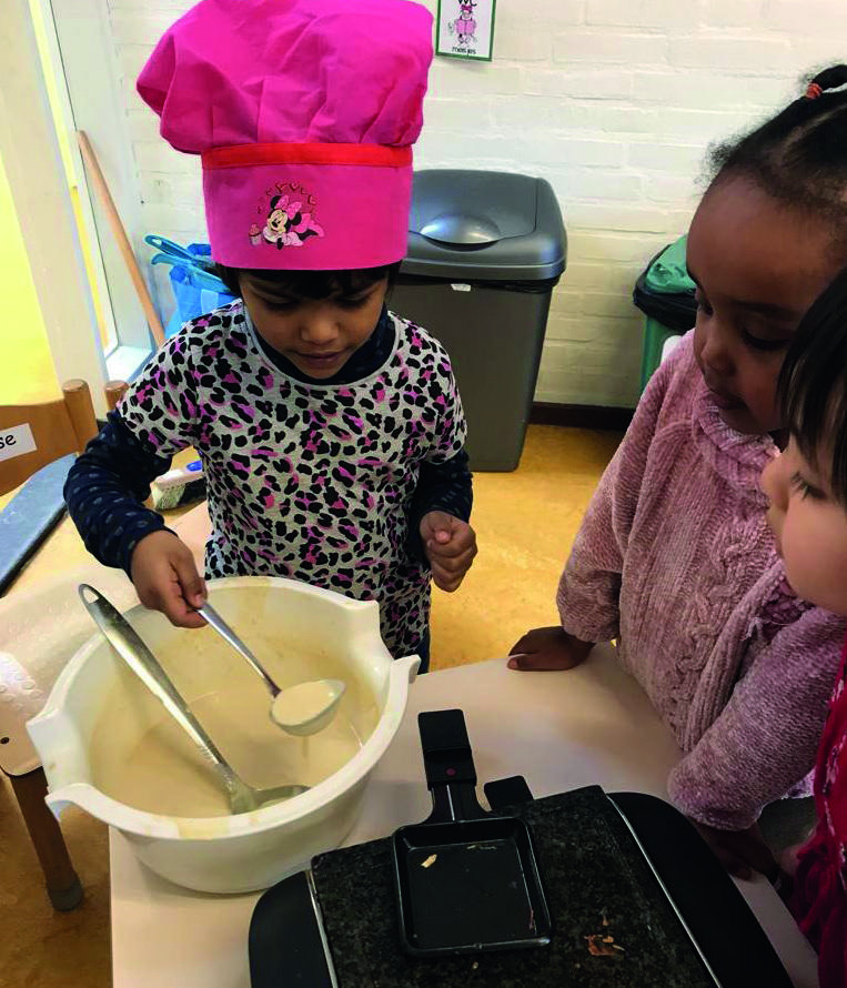 Kindcentrum het Rinket in Heemskerk: kinderen leren samen koken met een kookactiviteit. Kindcentrum het Rinket in Heemskerk: kinderen leren samen koken met een kookactiviteit.