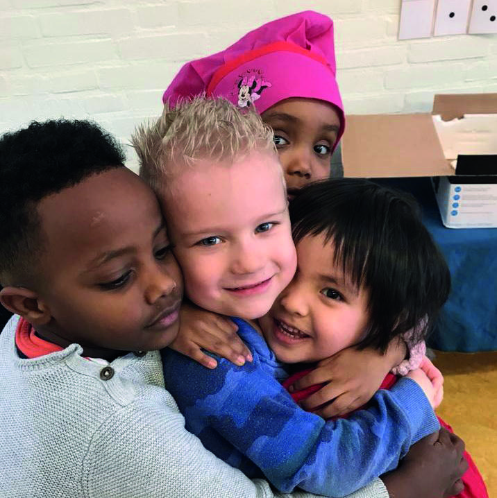 Kindcentrum het Rinket in Heemskerk, kinderen omarmen elkaar liefdevol. Kindcentrum het Rinket in Heemskerk, kinderen omarmen elkaar liefdevol.