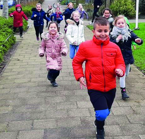 Kindcentrum het Rinket in Heemskerk, leerlingen rennen vrolijk over het schoolplein. Kindcentrum het Rinket in Heemskerk, leerlingen rennen vrolijk over het schoolplein.