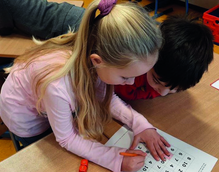 Kindcentrum het Rinket in Heemskerk, leerlingen werken samen aan een wiskunde-oefening. Kindcentrum het Rinket in Heemskerk, leerlingen werken samen aan een wiskunde-oefening.
