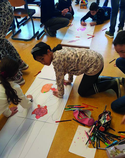 Kindcentrum het Rinket in Heemskerk organiseert een creatieve activiteit voor leerlingen waarbij ze grote tekeningen maken. Kindcentrum het Rinket in Heemskerk organiseert een creatieve activiteit voor leerlingen waarbij ze grote tekeningen maken.