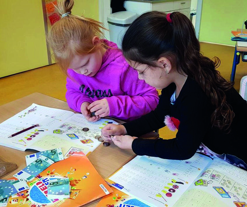 Kindcentrum het Rinket in Heemskerk: tweechoolkinderen werken samen aan een educatieve activiteit. Kindcentrum het Rinket in Heemskerk: tweechoolkinderen werken samen aan een educatieve activiteit.