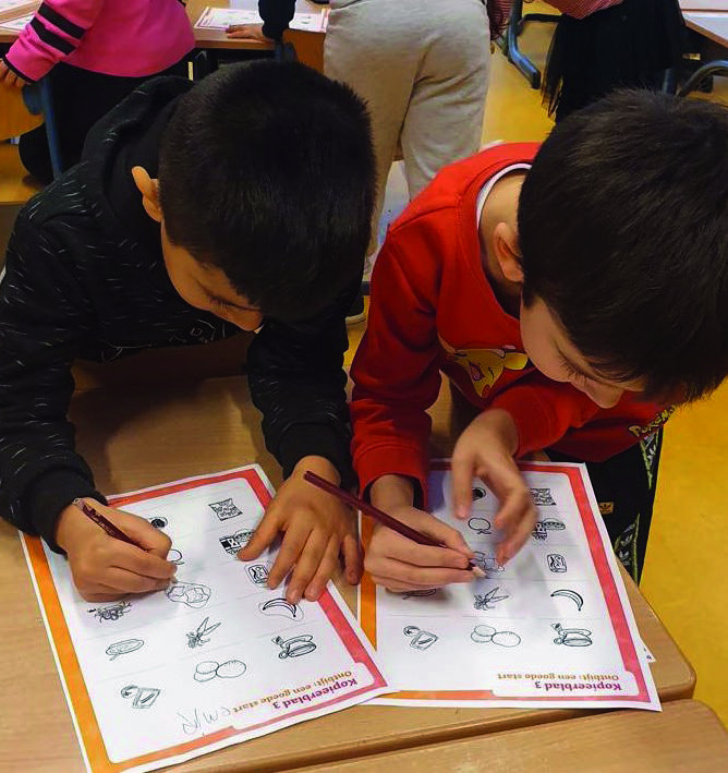 Kindcentrum het Rinket in Heemskerk, waar kinderen leren en creatief bezig zijn aan de schooltafels. Kindcentrum het Rinket in Heemskerk, waar kinderen leren en creatief bezig zijn aan de schooltafels.