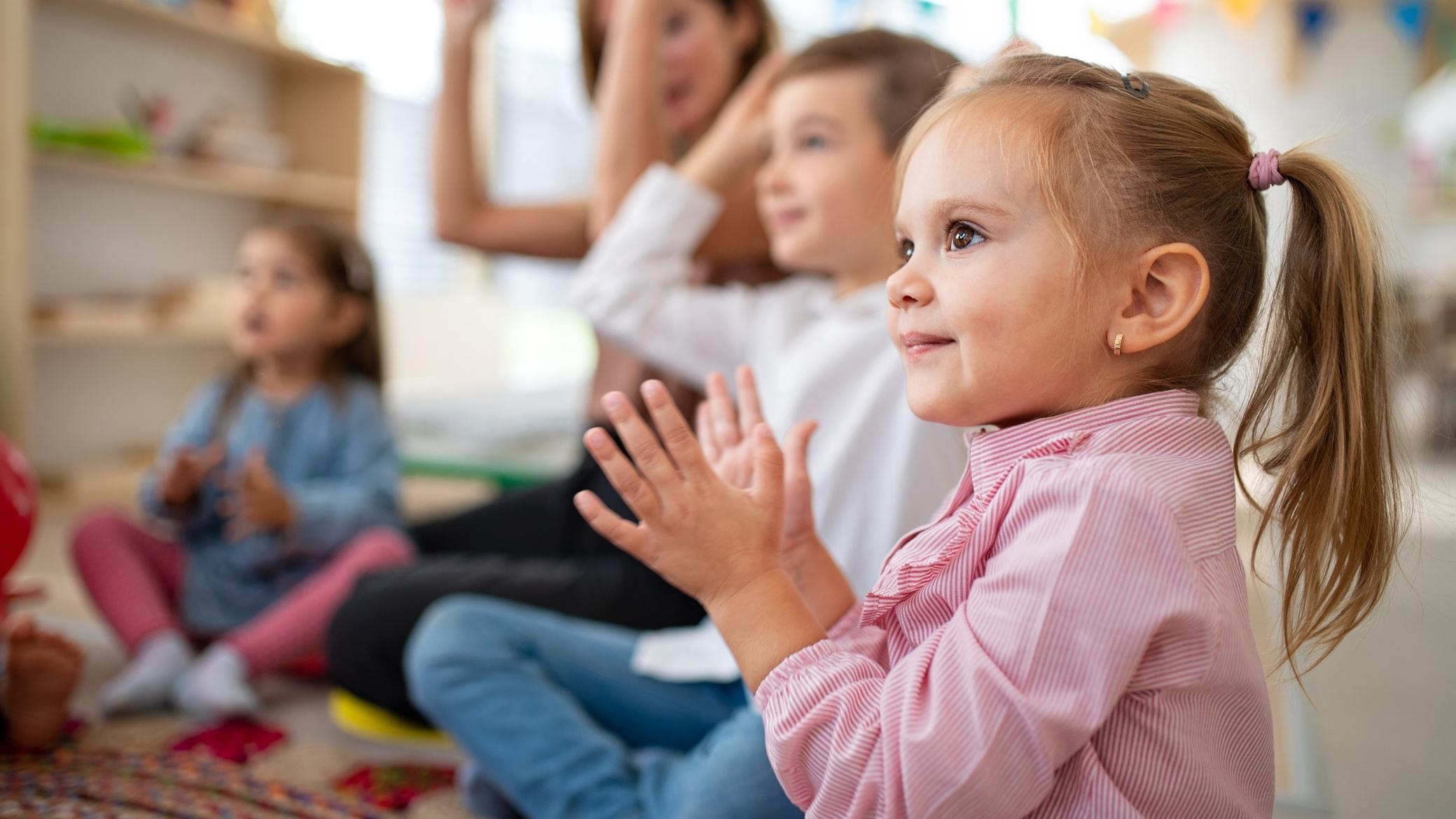 Kindcentrum Jij in Terheijden: kinderen die enthousiast leren en spelen in een kleurrijke omgeving.