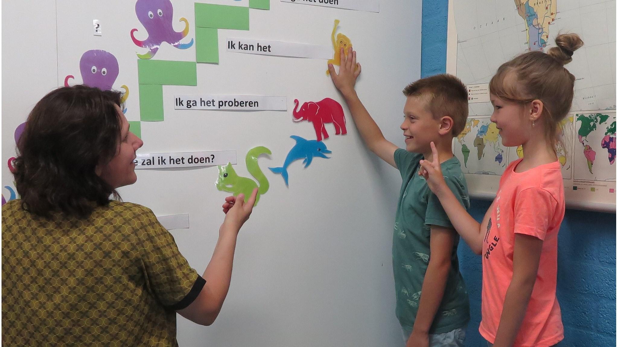 Kindcentrum Kolmenscate in Deventer, leerlingen leren interactief met kleurige dieren op de muur. Kindcentrum Kolmenscate in Deventer, leerlingen leren interactief met kleurige dieren op de muur.