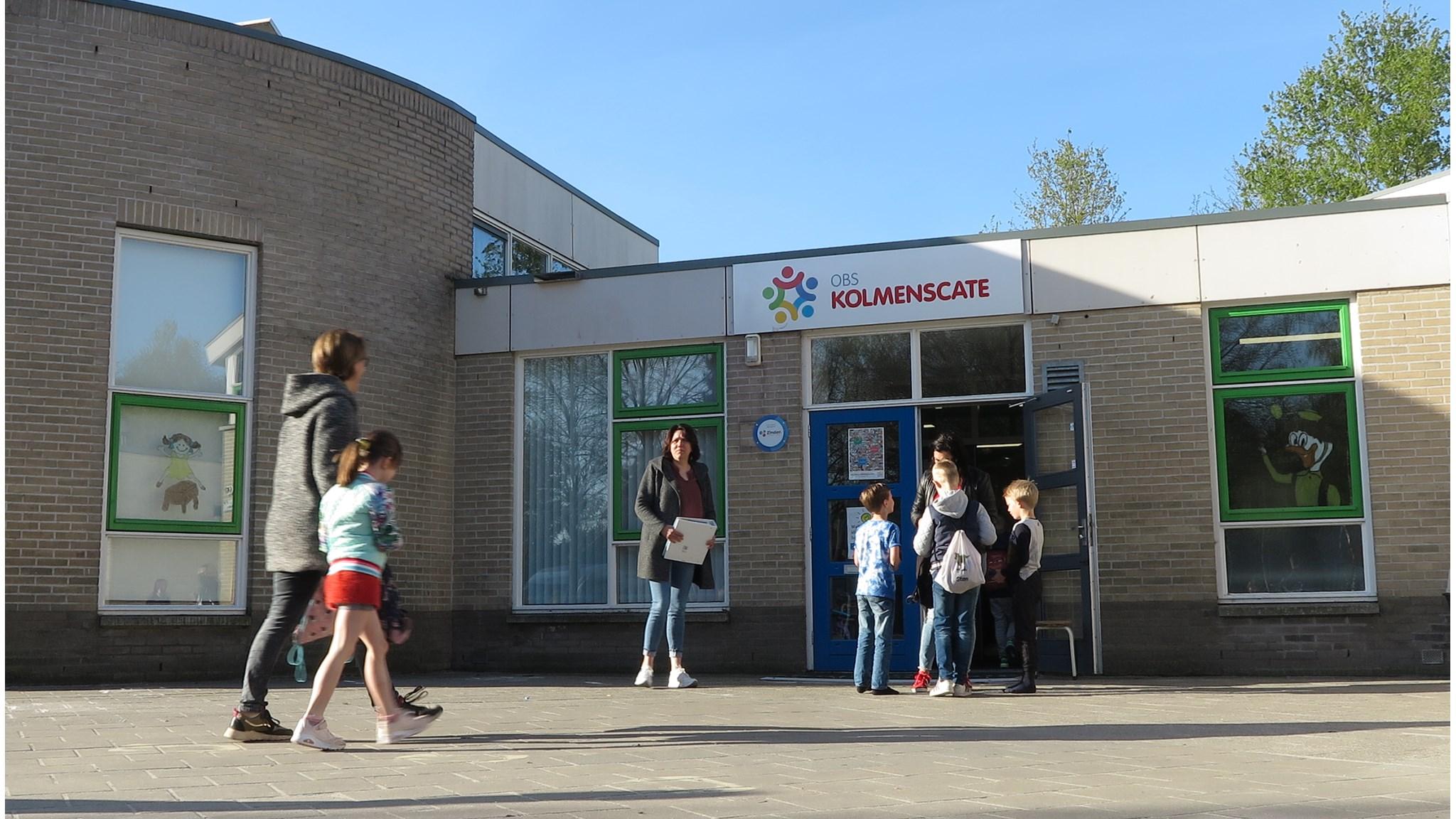 Kindcentrum Kolmenscate in Deventer met kinderen en ouders op het schoolplein. Kindcentrum Kolmenscate in Deventer met kinderen en ouders op het schoolplein.