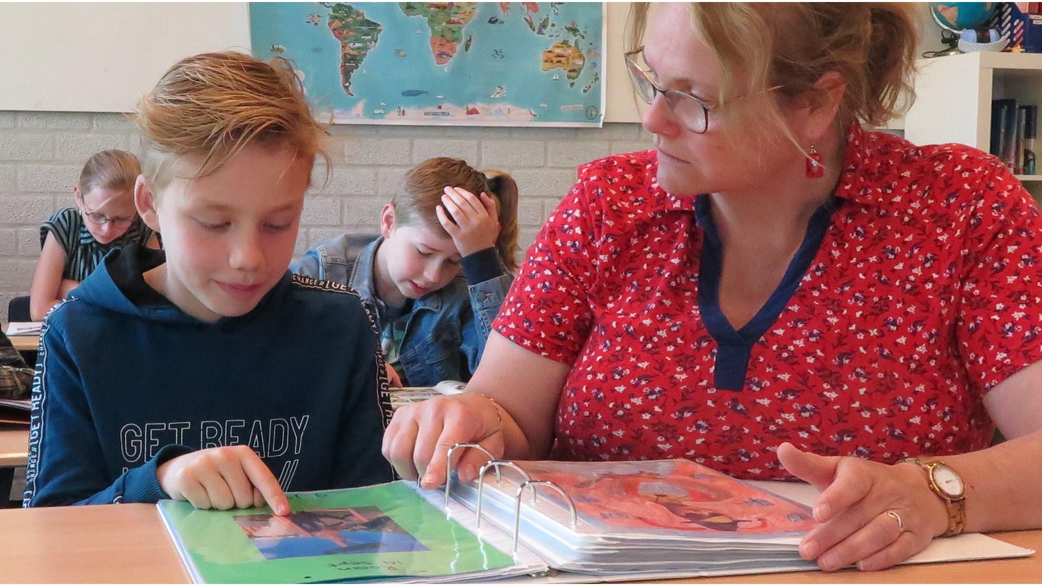 Kindcentrum Kolmenscate in Deventer, waar een leerling samenwerkt met een lerares aan schoolprojecten. Kindcentrum Kolmenscate in Deventer, waar een leerling samenwerkt met een lerares aan schoolprojecten.