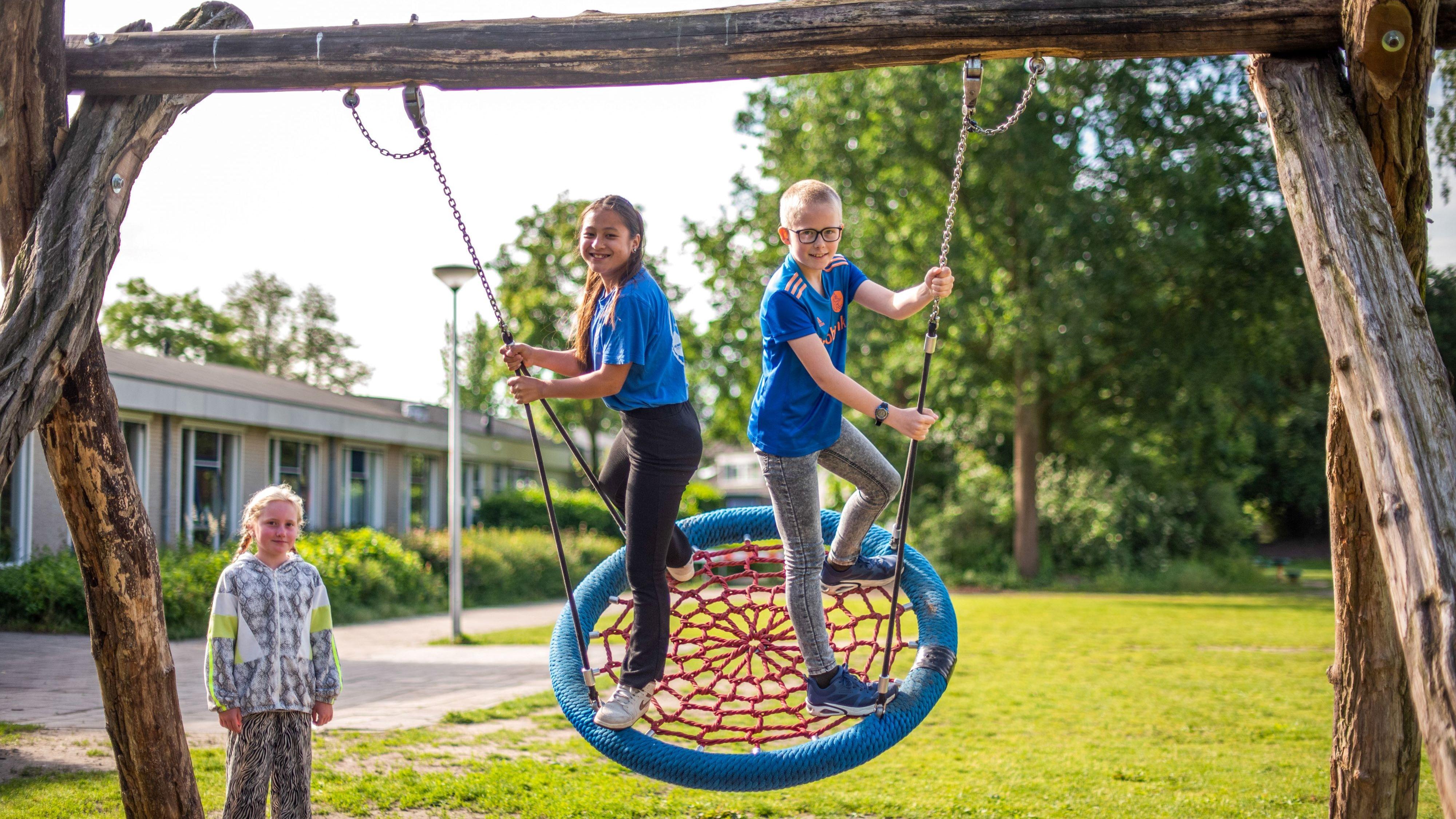 Kindcentrum Kolmenscate in Deventer, waar kinderen plezier hebben op het schoolplein. Kindcentrum Kolmenscate in Deventer, waar kinderen plezier hebben op het schoolplein.