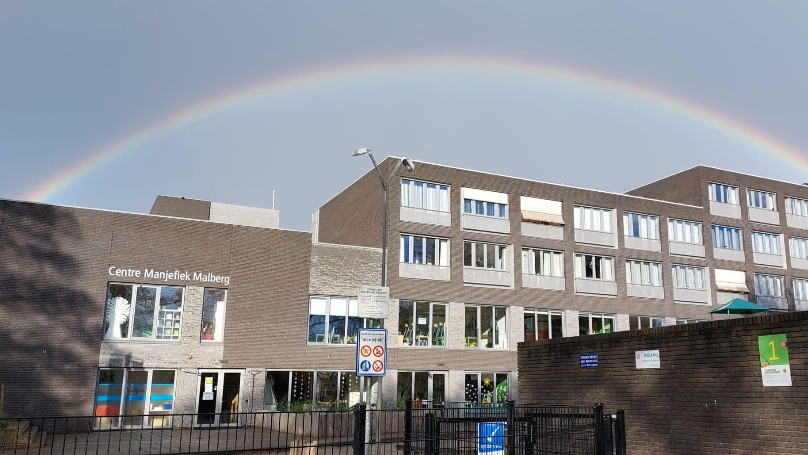 Kindcentrum Manjefiek in Maastricht met een regenboog boven het schoolgebouw. Kindcentrum Manjefiek in Maastricht met een regenboog boven het schoolgebouw.