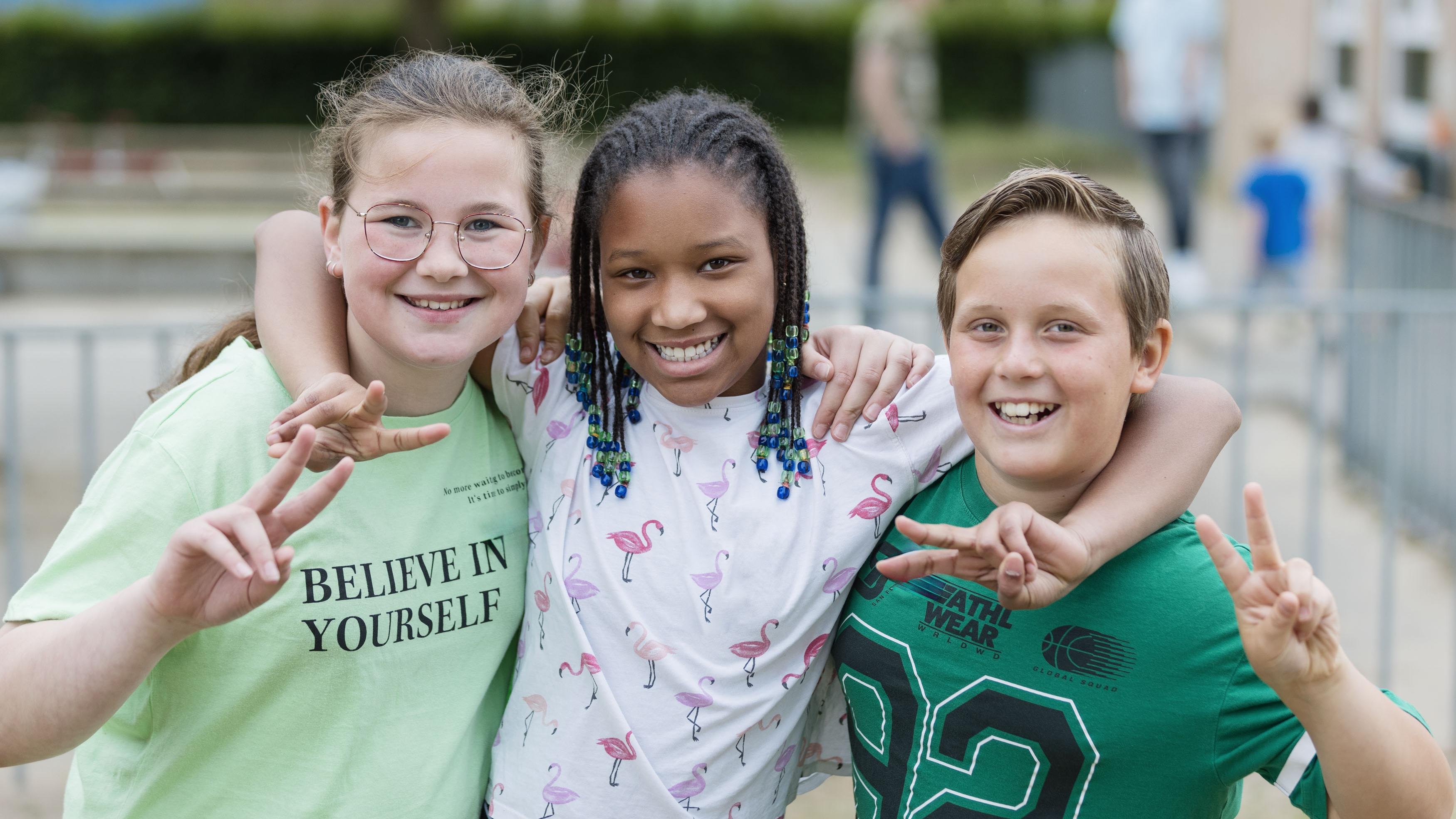 Kindcentrum Robin in Dieren toont gelukkige leerlingen die samen plezier hebben op het schoolplein.