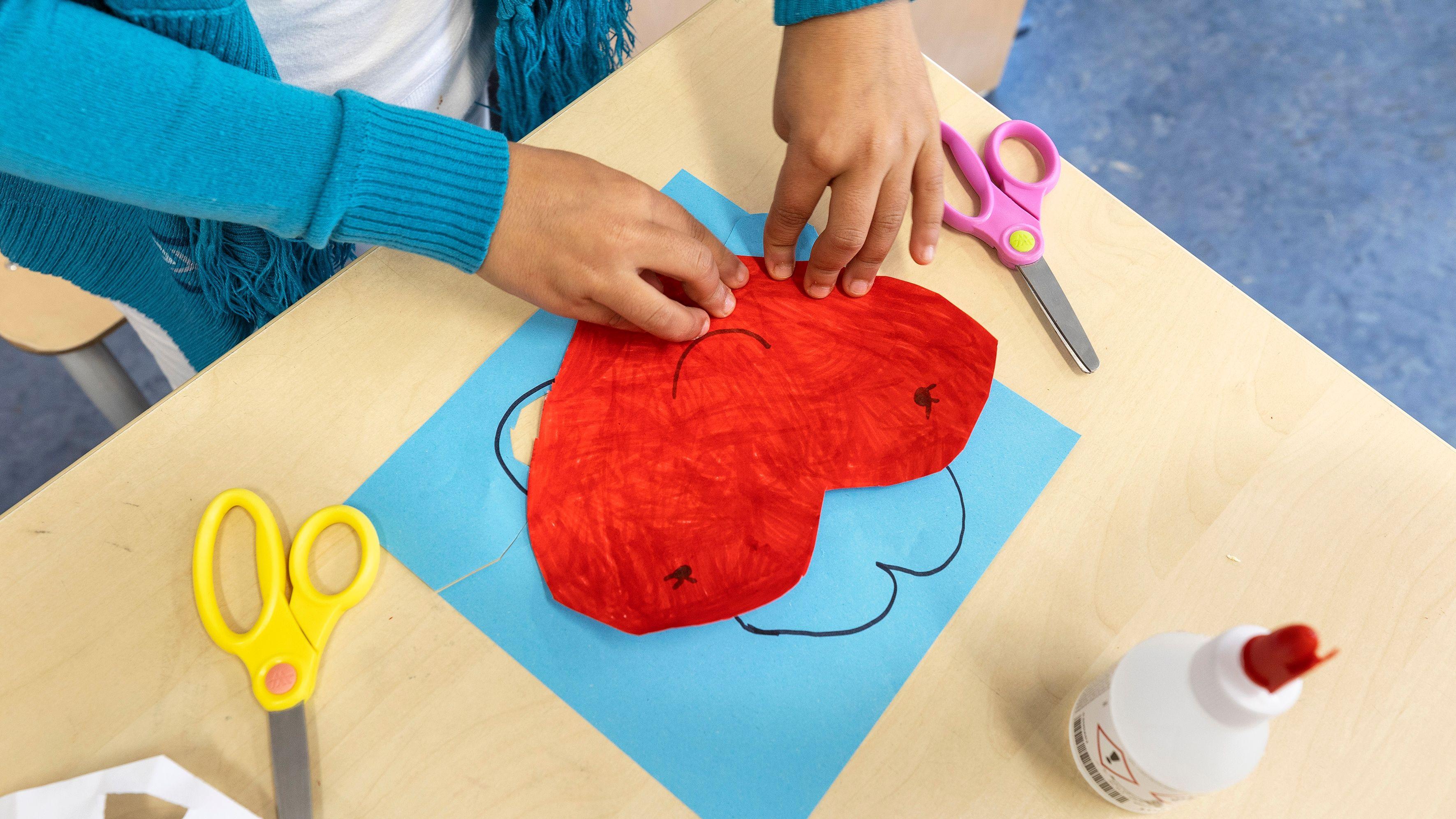 Kindcentrum Robin in Dieren, waar kinderen creatief bezig zijn met knutselen.