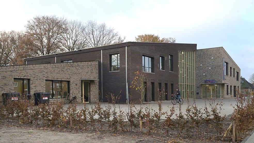 Kindcentrum 't Loont in Overloon met een moderne gevel en omringend groen. Kindcentrum 't Loont in Overloon met een moderne gevel en omringend groen.