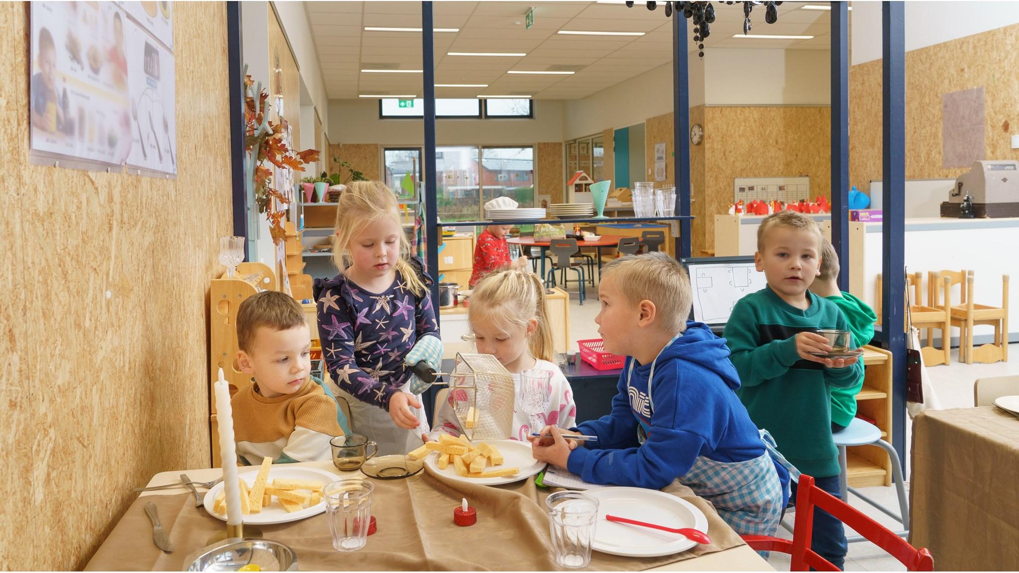 Kindcentrum 't Maar in Spijk (Gem. Eemsdelta) toont kinderen die samen smaken ontdekken tijdens een speelse activiteit. Kindcentrum 't Maar in Spijk (Gem. Eemsdelta) toont kinderen die samen smaken ontdekken tijdens een speelse activiteit.