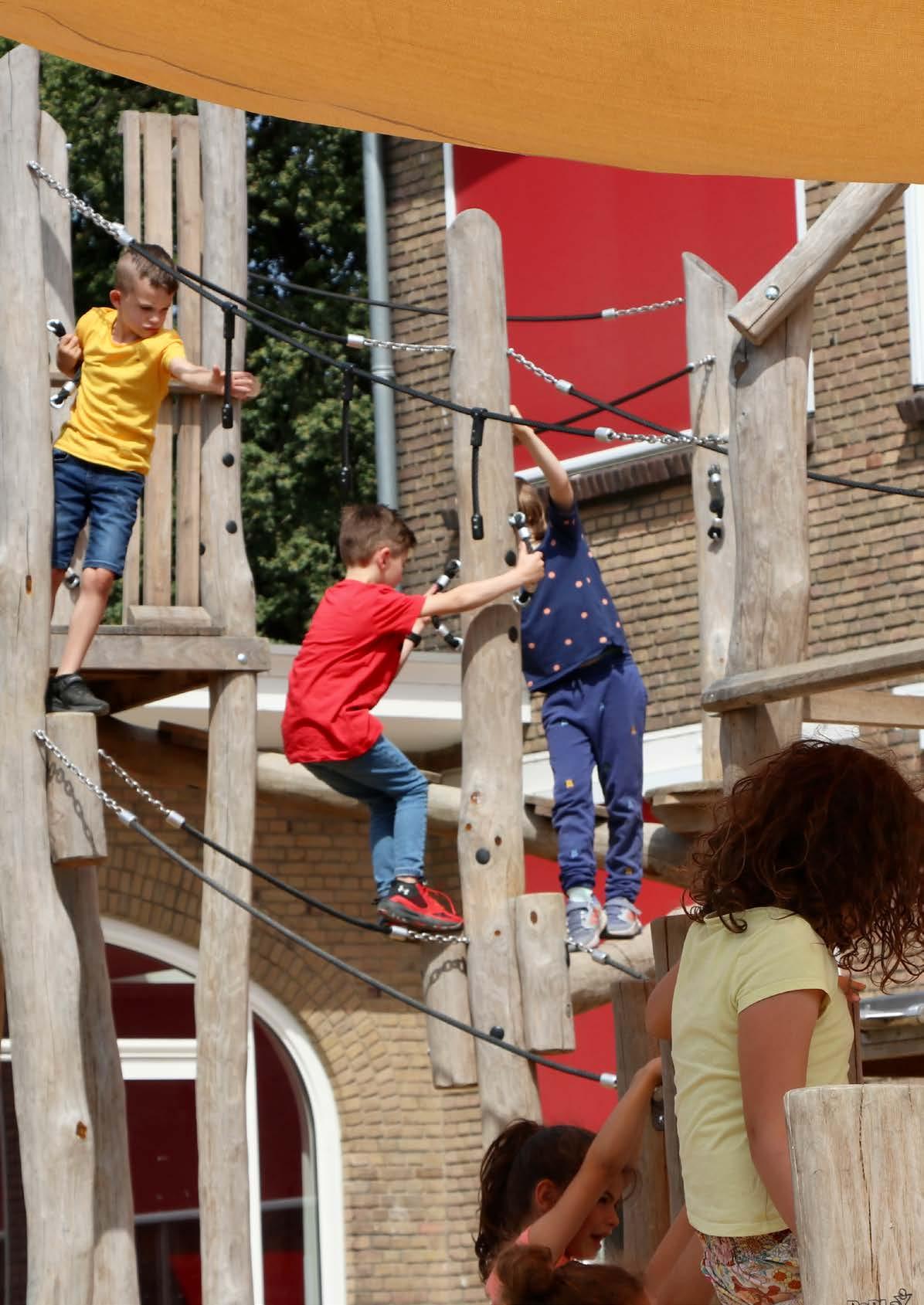 Kindcentrum Theresia in Eindhoven heeft een avontuurlijke speelomgeving met kinderen die spelen op een klimconstructie op het schoolplein. Kindcentrum Theresia in Eindhoven heeft een avontuurlijke speelomgeving met kinderen die spelen op een klimconstructie op het schoolplein.