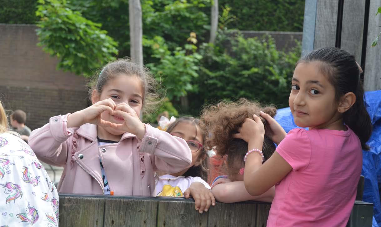 Kindcentrum Theresia in Eindhoven, kinderen die plezier hebben op het schoolplein. Kindcentrum Theresia in Eindhoven, kinderen die plezier hebben op het schoolplein.