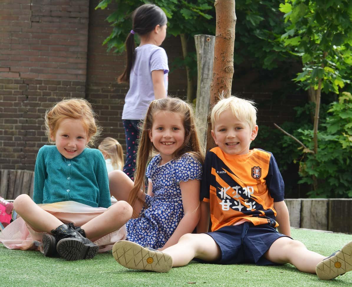 Kindcentrum Theresia in Eindhoven, kinderen genieten op het schoolplein. Kindcentrum Theresia in Eindhoven, kinderen genieten op het schoolplein.