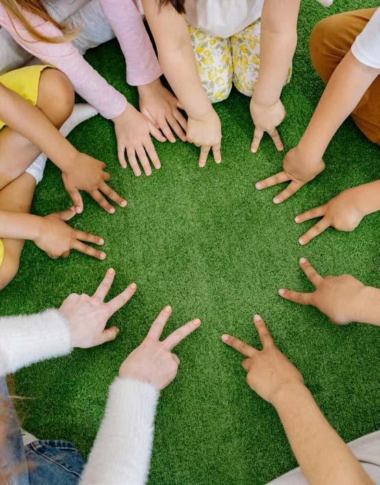 Kindcentrum Theresia in Eindhoven met kinderen die samen spelletjes spelen op het schoolplein. Kindcentrum Theresia in Eindhoven met kinderen die samen spelletjes spelen op het schoolplein.