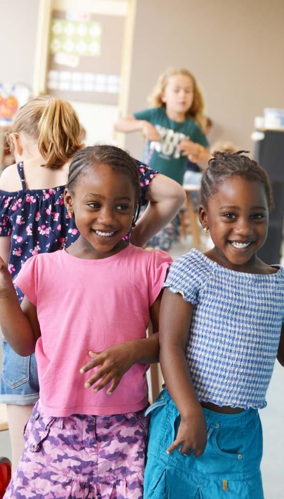 Kindcentrum Theresia in Eindhoven met lachende kinderen in de klas. Kindcentrum Theresia in Eindhoven met lachende kinderen in de klas.