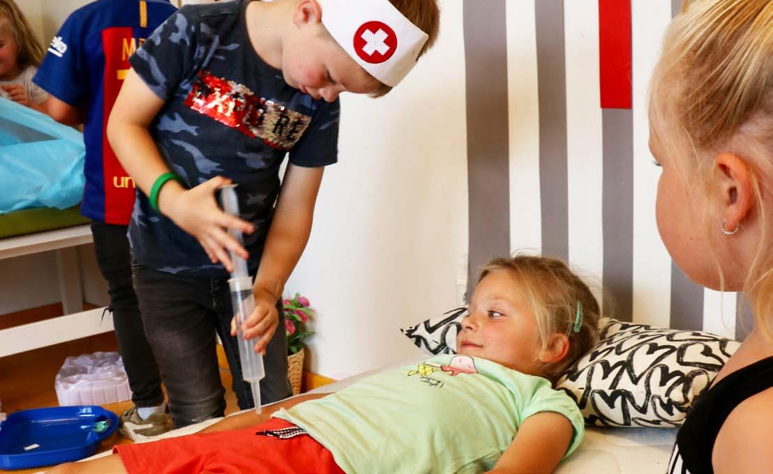 Kindcentrum Theresia in Eindhoven toont kinderen die spelend het beroep van dokter naspelen in hun klaslokaal. Kindcentrum Theresia in Eindhoven toont kinderen die spelend het beroep van dokter naspelen in hun klaslokaal.